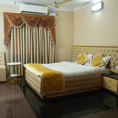Sai Samrat Hotel Shirdi Eksteriør bilde