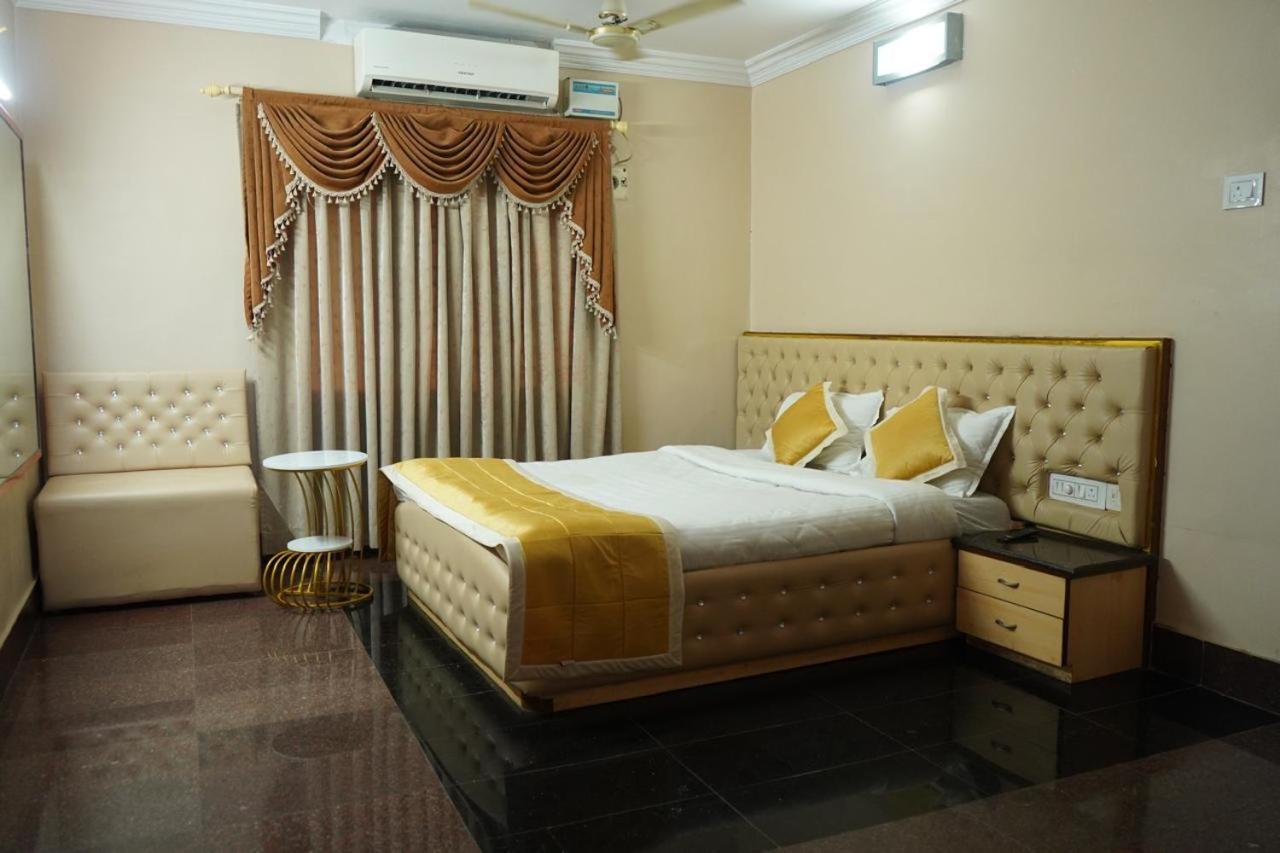 Sai Samrat Hotel Shirdi Eksteriør bilde